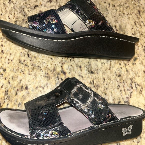 Alegria Peggy Black shimmer leather adjustable slide sandals. Size 38 (8/8.5) - Picture 5 of 9